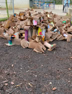 Tour de Babel réalisée avec les pots des enfants après l'arrosage.