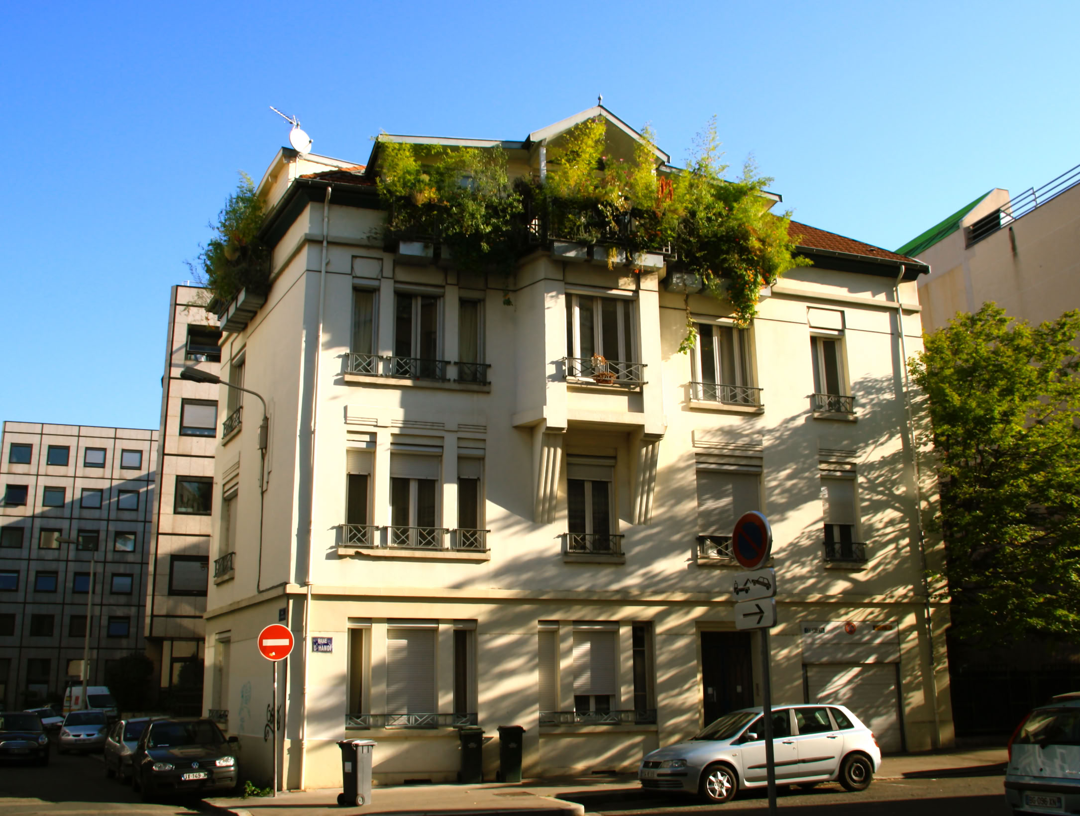 Photo d'une maison avec beaucoup de végétation dans les jardinières a dernier étage. 