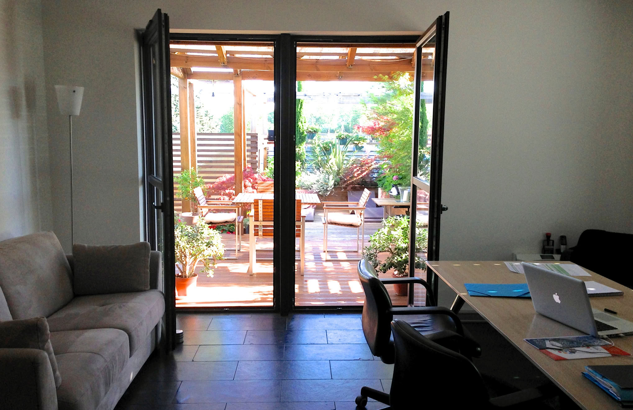 Foto des von der Agentur genutzten Büroraums im Projekt eines urbanen Tiny House, das in Vaulx-en-Velin realisiert wurde.