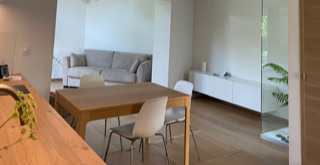 Espace intérieur au rez-de-chaussée de la tiny house.