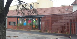 Photo de l'extension vue depuis la cour de récrée. 