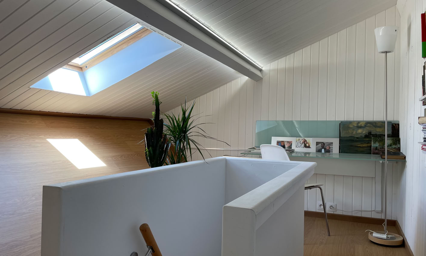 Treppenhaus und helles, unter dem Dach eingerichtetes Büro im urbanen Tiny House in Vaulx-en-Velin.