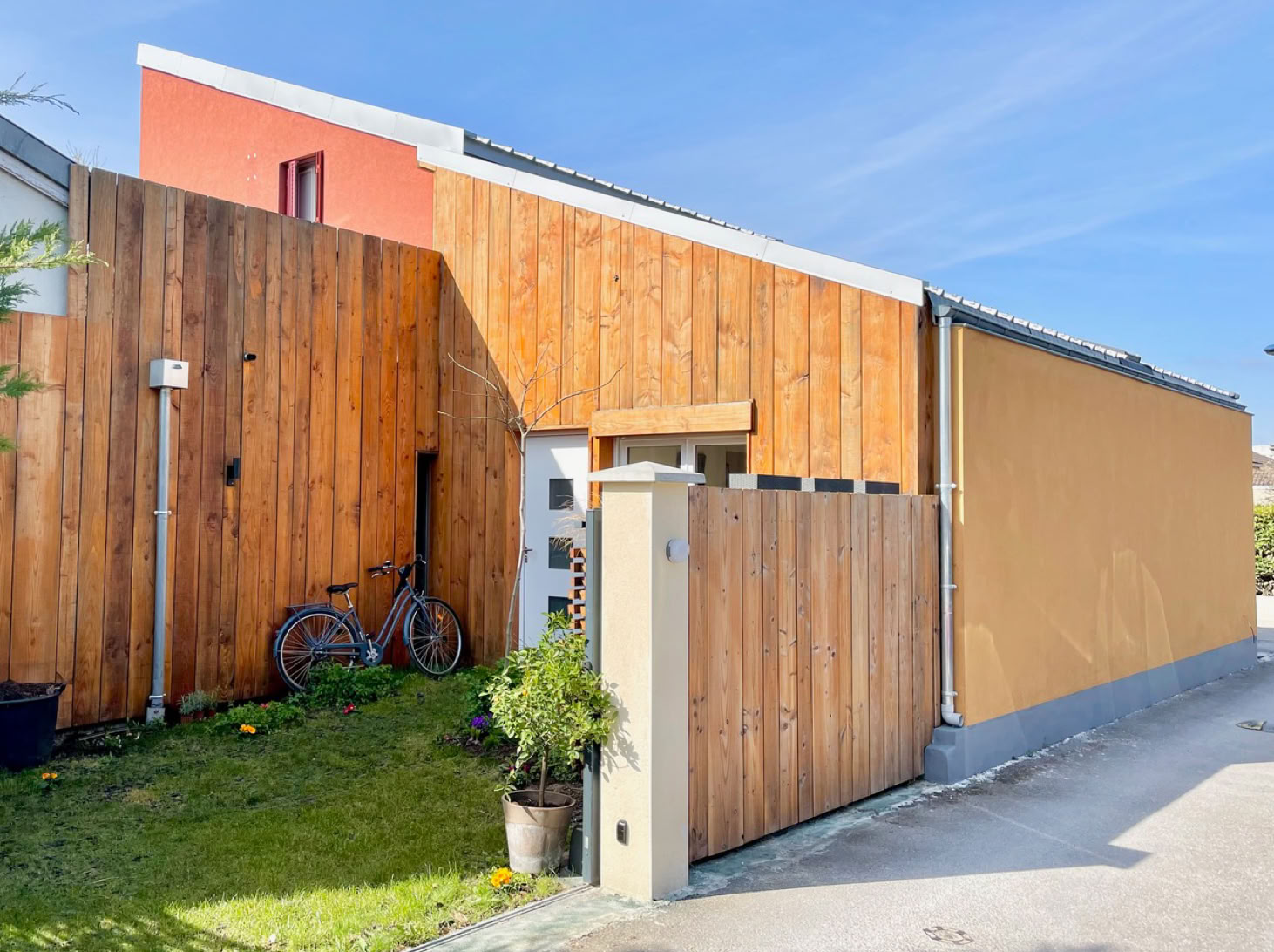 Photo of the outside of the urban tiny house in Vaulx-en-Velin.