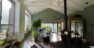 Foto des Raums, der von der Agentur Architecture4Future genutzt wird. Dieser große, helle Raum mit einem Mezzanin kann neu aufgeteilt werden, um eine Wohnung zu beherbergen.